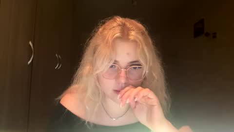 Snapshot of sunshinyflash chatting on November 9, 2025, 6:28 pm sunshinyflash online show from November 9, 2025, 6:28 pm