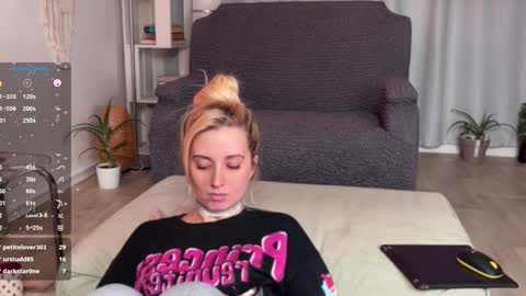 Snapshot of super_peach_stream chatting on January 19, 2025, 5:28 pm ANNApvt open full info in bio online show from January 19, 2025, 5:28 pm