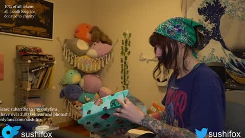 Snapshot of sushifox chatting on December 17, 2024, 6:20 pm online show from December 17, 2024, 6:20 pm