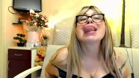 Snapshot of susiexnoreen chatting on June 18, 2026, 12:00 am SusiexNoreen online show from June 18, 2026, 12:00 am
