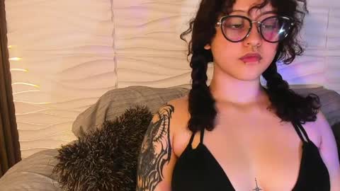 suxan_white online show from April 9, 2026, 8:03 pm