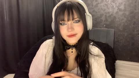 Snapshot of suziebanach chatting on April 7, 2026, 5:41 am EmilySuonn online show from April 7, 2026, 5:41 am
