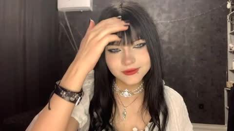 Snapshot of suziebanach chatting on April 22, 2026, 5:43 am EmilySuonn online show from April 22, 2026, 5:43 am