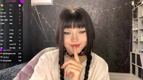 Snapshot of suziebanach chatting on May 12, 2026, 6:32 am EmilySuonn online show from May 12, 2026, 6:32 am