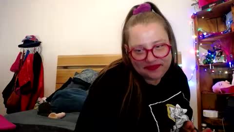 suzie stardust online show from March 21, 2026, 12:10 pm