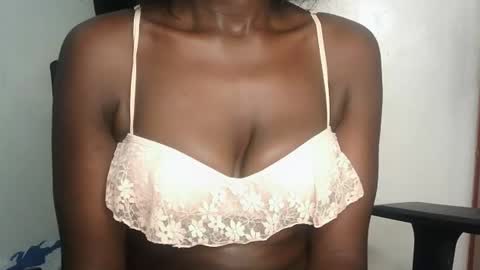 Snapshot of suzziey chatting on January 19, 2025, 12:49 am suzziey online show from January 19, 2025, 12:49 am