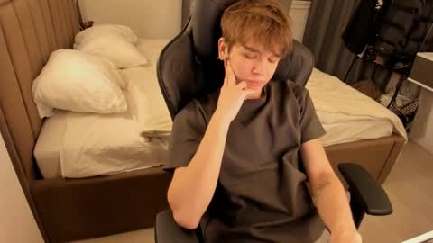 Snapshot of sw33theart_b0y chatting on February 25, 2025, 7:58 pm Nate 3 online show from February 25, 2025, 7:58 pm