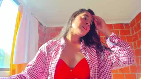 Snapshot of sweet_and_hot_alaia chatting on October 12, 2025, 9:25 pm sweet and hot alaia online show from October 12, 2025, 9:25 pm