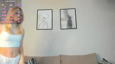 Snapshot of sweet_fairyyy chatting on February 26, 2025, 12:14 pm Julia online show from February 26, 2025, 12:14 pm