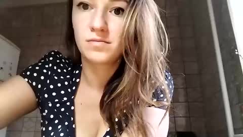 Snapshot of sweet_lilgirl_x chatting on March 9, 2025, 5:44 am Anna online show from March 9, 2025, 5:44 am