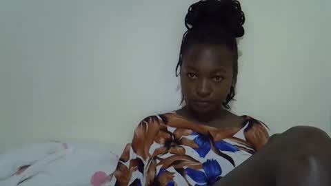 Snapshot of sweet_lunaz chatting on October 18, 2025, 9:21 am sweet_lunaz online show from October 18, 2025, 9:21 am