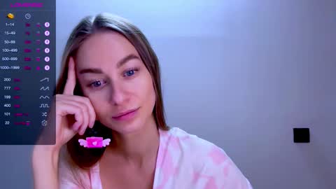 Mia online show from November 2, 2025, 11:34 am