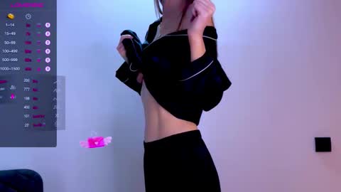 Mia online show from November 26, 2025, 9:43 am