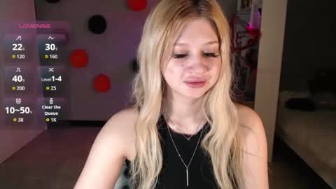 sweet_nicole_333 online show from October 31, 2025, 1:45 pm