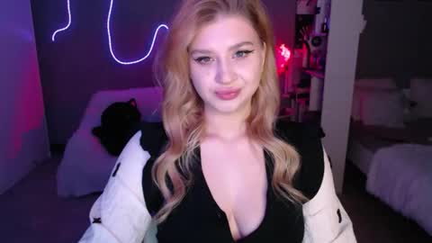 sweet_nicole_333 online show from May 17, 2026, 3:08 pm