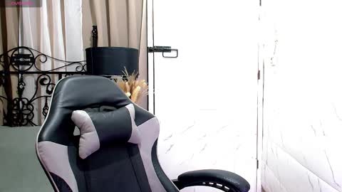 Leah online show from November 6, 2025, 11:26 pm