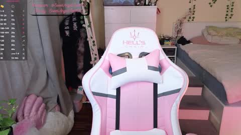 SweetAngel Striptease online show from September 18, 2025, 5:59 pm