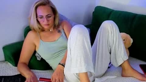 Snapshot of sweetania_ chatting on April 21, 2026, 1:42 am Ania online show from April 21, 2026, 1:42 am
