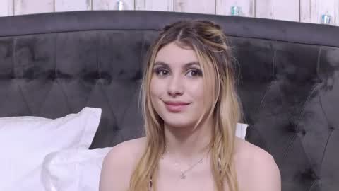 Anisia online show from April 15, 2026, 5:20 pm