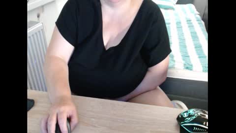 Sweetboobs85h online show from October 15, 2025, 8:09 pm