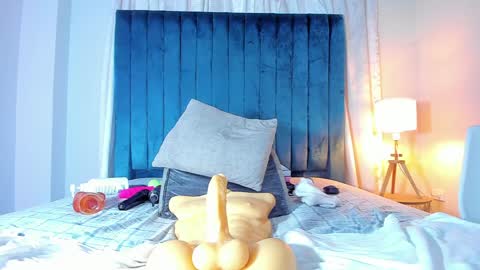 Mia online show from December 30, 2024, 5:44 pm