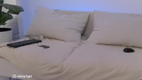 SweetKira1 online show from October 23, 2025, 6:45 am