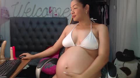 Snapshot of sweetmom12 chatting on January 11, 2025, 2:04 pm Sweetmom12 online show from January 11, 2025, 2:04 pm