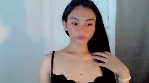 Snapshot of sweetmorena_xox chatting on October 23, 2025, 5:51 am Nia online show from October 23, 2025, 5:51 am