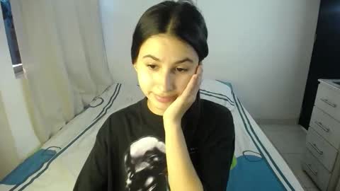 Snapshot of sweetpink1_ chatting on October 5, 2025, 8:18 pm Caro Lily online show from October 5, 2025, 8:18 pm