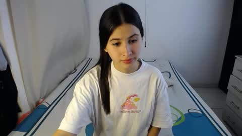 Snapshot of sweetpink1_ chatting on November 10, 2025, 2:21 am Caro Lily online show from November 10, 2025, 2:21 am