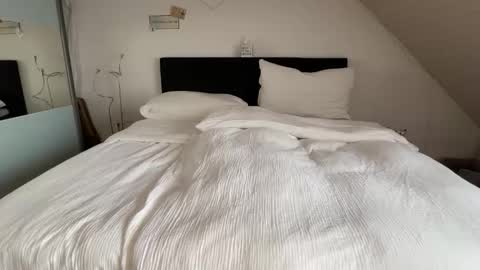 Luca and Kira online show from October 8, 2025, 11:30 am