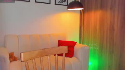 Snapshot of swt_blonde chatting on May 28, 2026, 12:52 am Ambar online show from May 28, 2026, 12:52 am