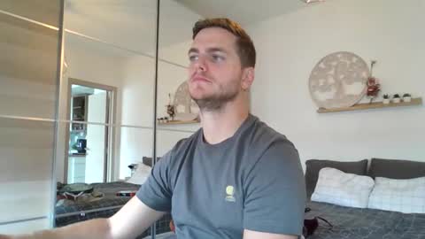 syl092 online show from October 3, 2025, 10:12 am