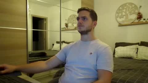 syl092 online show from October 7, 2025, 5:21 pm