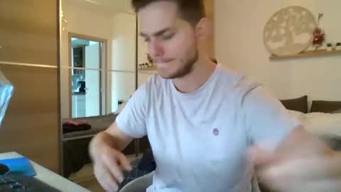 syl092 online show from October 8, 2025, 3:09 pm