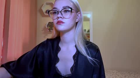 Mia online show from June 19, 2026, 1:04 pm