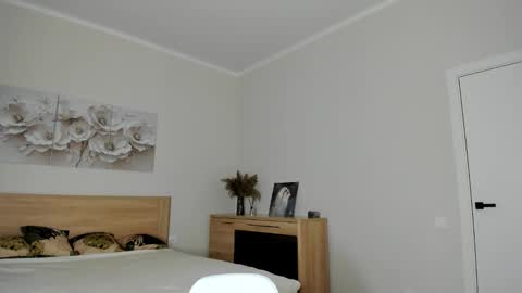 Mila online show from September 12, 2025, 8:36 am