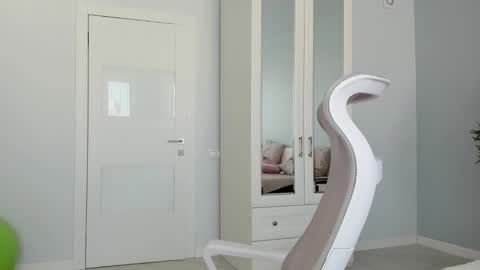 Mila online show from October 18, 2025, 8:37 am