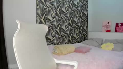 Mila online show from December 4, 2025, 1:48 am