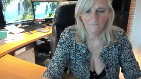 Snapshot of tammy4camfun chatting on December 17, 2024, 11:49 am Tammy online show from December 17, 2024, 11:49 am