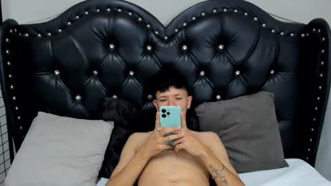 Snapshot of tayler_wells chatting on March 6, 2025, 12:10 am T A Y L E R online show from March 6, 2025, 12:10 am