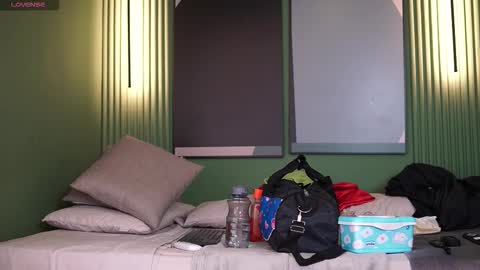 Teylor  Kim online show from October 2, 2025, 6:37 pm