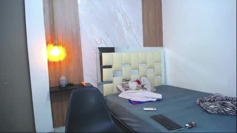 taylor_collins_2 online show from September 22, 2025, 10:45 pm