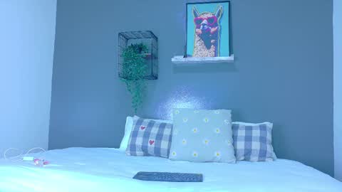 TAYLOR  online show from November 6, 2025, 12:17 pm