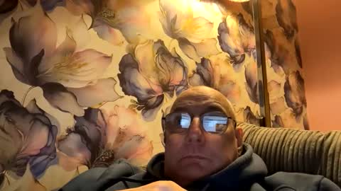 Mark online show from October 5, 2025, 7:01 pm