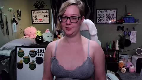 Pixie and Tentacle Overlord online show from March 10, 2025, 10:13 pm