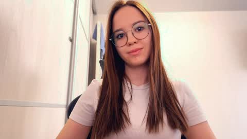 Snapshot of tennieperilli chatting on March 27, 2026, 10:15 am Aria online show from March 27, 2026, 10:15 am