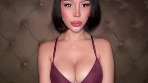 Elle  dont forget to folloW me and thumbs up online show from March 5, 2026, 11:06 am