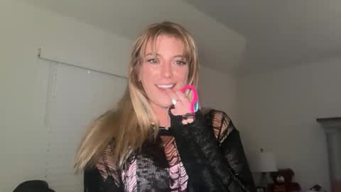 Snapshot of theoneandonlyava chatting on December 17, 2025, 9:04 am Ava online show from December 17, 2025, 9:04 am