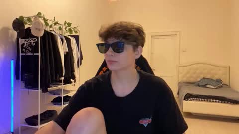 Thomas Hill online show from November 2, 2025, 10:34 pm